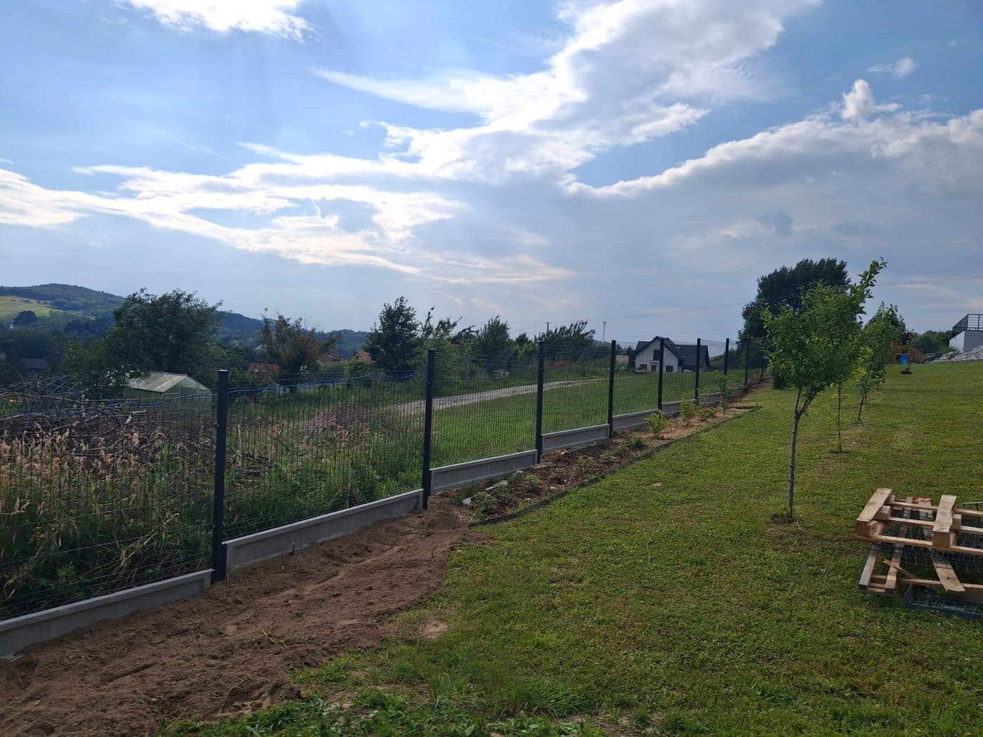 Ukończone ogrodzenie panelowe z podmurówką — widok od strony posesji