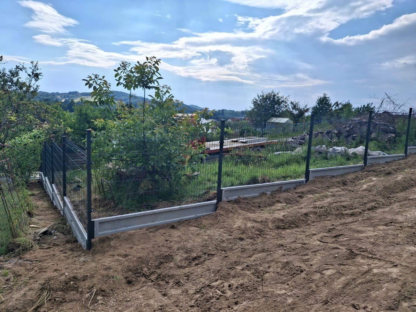 Narożnik ogrodzenia panelowego z podmurówką betonową