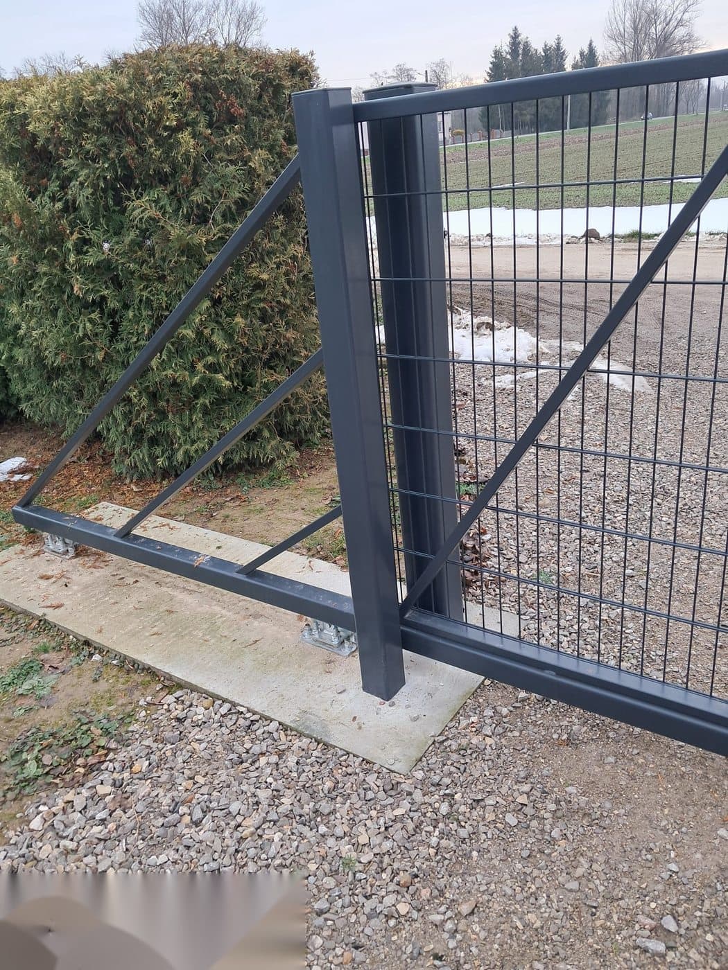 Słupek i zawiasy bramy — detail montażowy