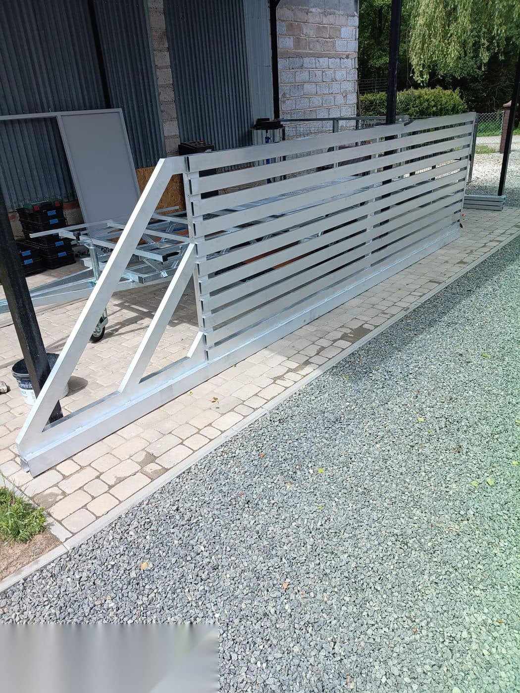 Ogrodzenie aluminiowe poziome — montaż na zewnątrz