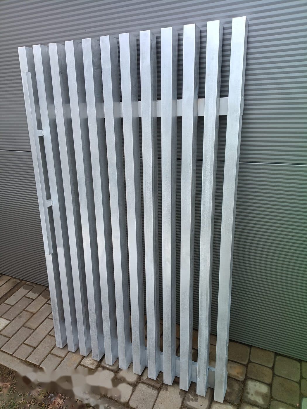 Przęsło aluminiowe z pionowymi listwami — gotowy element do montażu