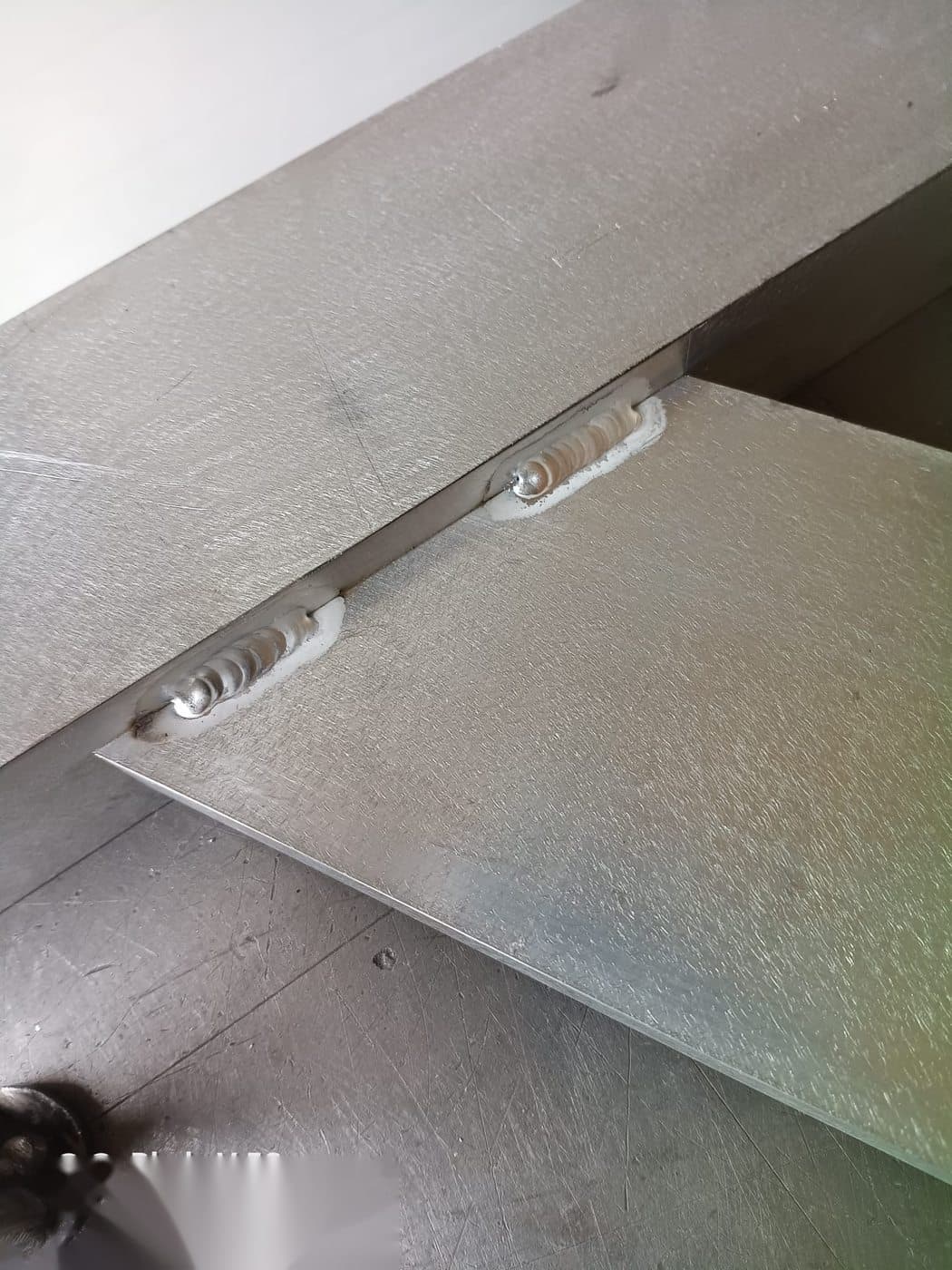 Detail spawów na elemencie stalowym — połączenie narożne